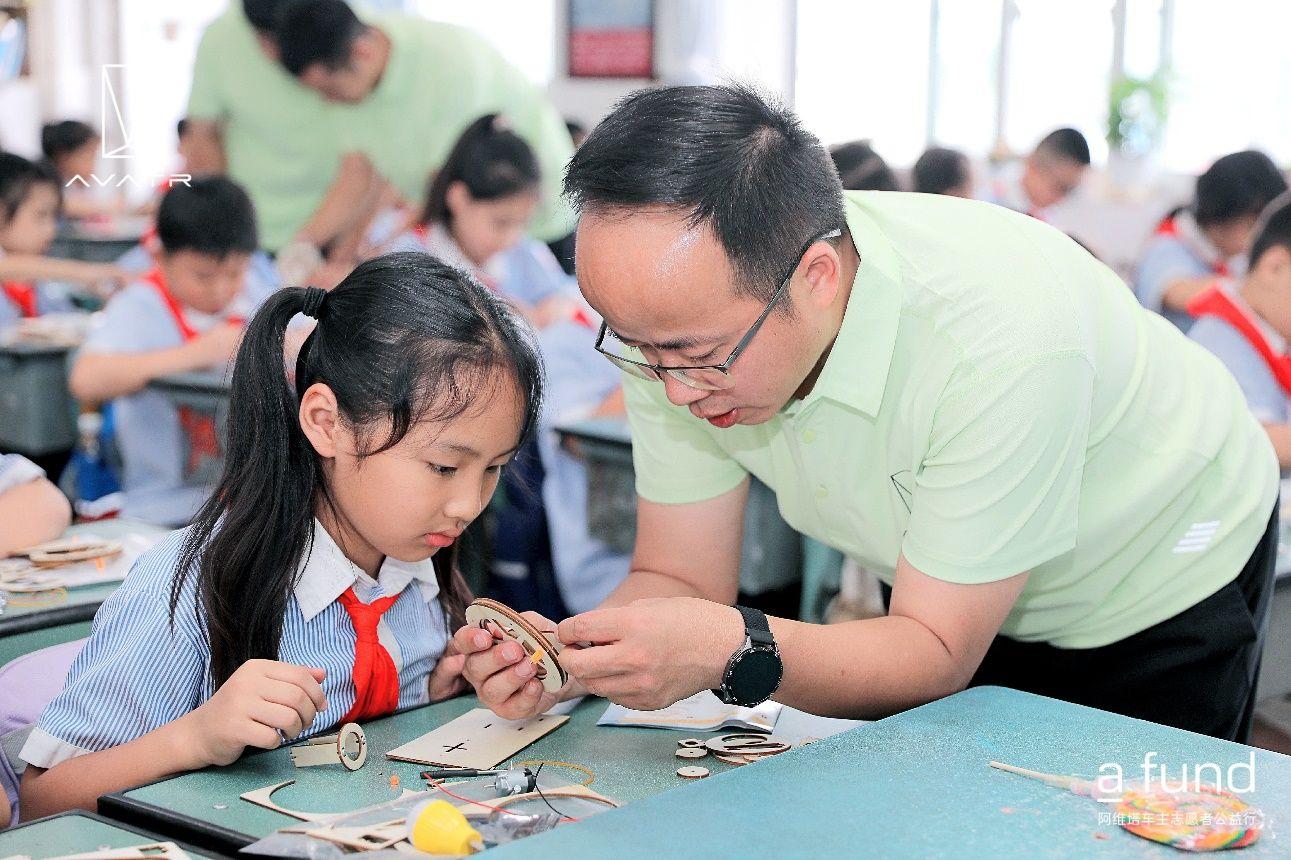 阿维塔车主志愿公益行:崇州雅安助学之旅,以科技之名守护儿童梦想